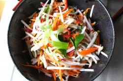 bardzo chrupiąca sałatka z tajskim sosem – very crunchy salad with thai dressing