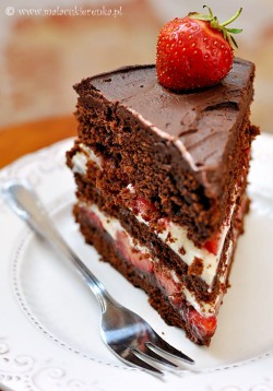 ciasto czekoladowe z truskawkami
