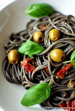 czarne spaghetti z suszonymi pomidorami i oliwkami