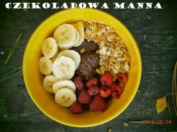 Czekoladowa manna z malinami i bananami