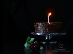 Mokry tort czekoladowy na urodziny