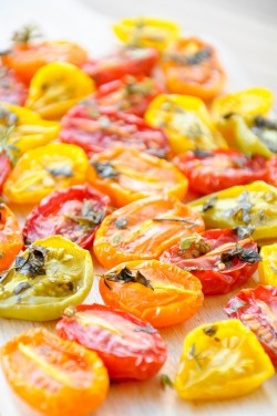 Pieczone pomidory z czosnkiem i z ziołami na zupę lub do sałatek