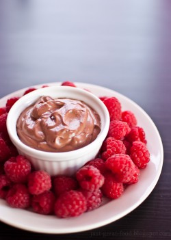 Kremowy jogurt czekoladowy z malinami