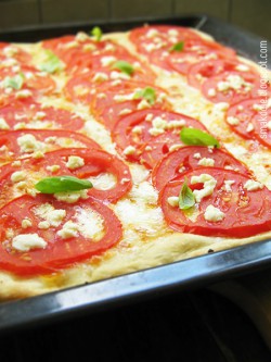 Letnia pizza z pomidorami i fetą