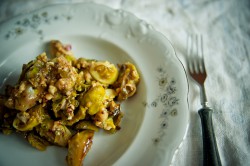 Pieczona brukselka z orzechami włoskimi i kaparami / Roasted brussels sprouts with walnuts and c ...