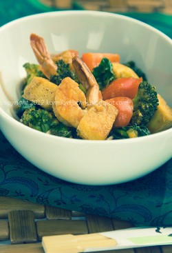 Soba z warzywami, tofu i krewetkami