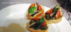 Pesto z awokado i sardynki na bagietkach / Pesto with avocado and sardines on baguettes