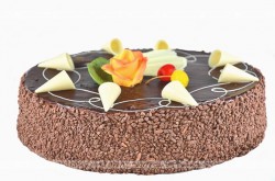 Tort ponczowo-morelowy z czekoladą