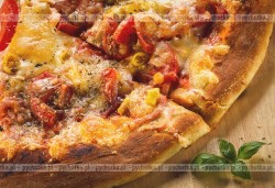 Pizza z kiełbasą i cebulą 2