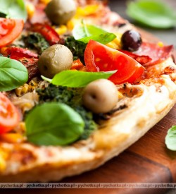 Pizza z pieczoną wieprzowiną , oliwkami i pomidorkami