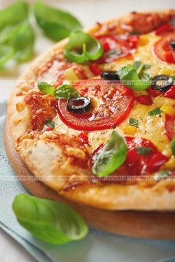 Pizza z pomidorami, oliwkami i parmezanem