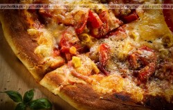 Pizza z sardynkami i pomidorami