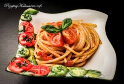 Makaron spaghetti z sosem pomidorowym