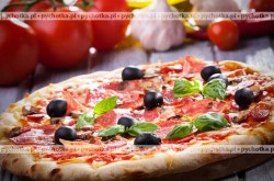 Pizza z szynką i oliwkami