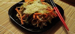 Warzywa z woka z makaronem i parmezanem / Vegetables from the wok with pasta and parmesan cheese