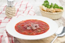 Zupa rybna z pomidorami i papryką