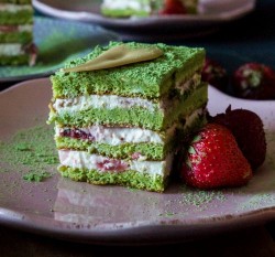 Ciasto z zielonej herbaty z truskawkami.