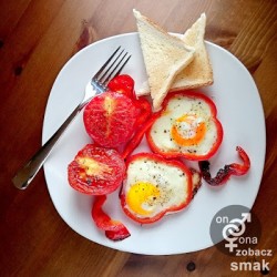 jajka na czerwono z grillowanymi pomidorami – zobacz ich smak