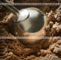 Lody czekoladowo-orzechowe w truskawkach