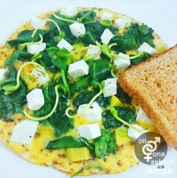 wiosenny omlet z awokado, zblanszowanym szpinakiem i fetą – zobacz ich smak