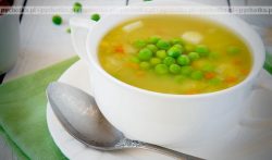 Letnia zupa, z groszkiem zielonym, ogórkiem i jajkiem