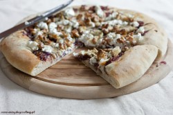Pizza z karmelizowaną cebulą,wędzonym pstrągiem i serem kozim