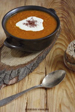Zupa z pieczonej dyni i pomidorów z czerwoną soczewicą