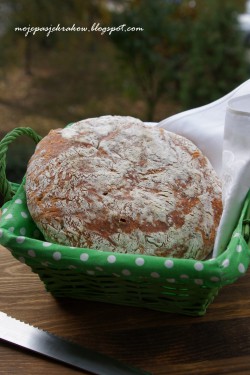 Chleb z serami i oliwkami pieczony w żeliwnym garnku