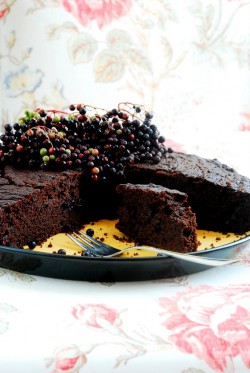 Ciasto czekoladowe z owocami czarnego bzu