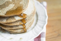 Ciecierzycowo-orkiszowe pancakes z syropem klonowym / Chickpea-spelt pancakes with maple syrup