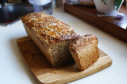 Dom chlebem pachnący, czyli domowy chleb żytnio-razowy na zakwasie.