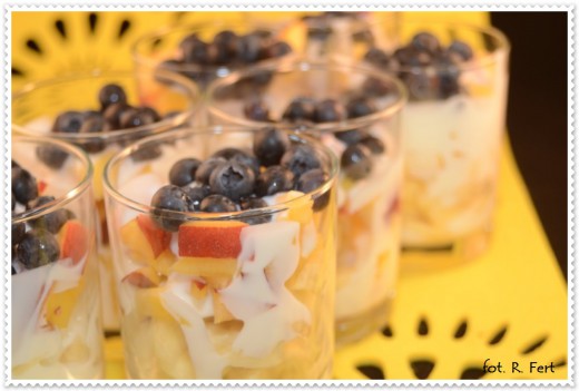 Lekki i energetyczny deser – owoce otulone jogurtowym sosem z nutką miodu i limonki