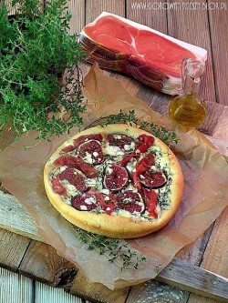 Pizza z figami, serem pleśniowym i prosciutto
