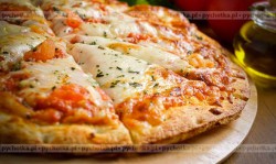 Pizza z parówkami i pomidorem