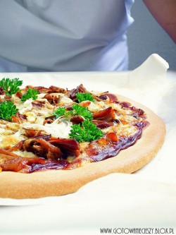 Pizza z pieczonym mięsem i sosem barbecue
