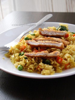 smażony ryż curry z wazrywami i kurczakiem