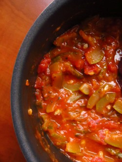 sos pomidorowy z cukinią i pęczakiem