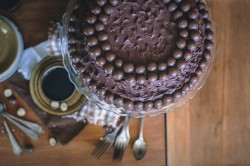 Tort czekoladowo-kakaowy z maltesersami