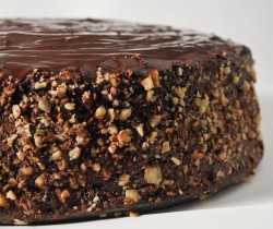 Tort czekoladowy z musem czekoladowym i wiśniami