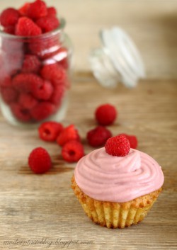 Vanilla raspberry cupcakes