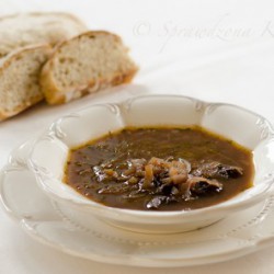 zupa z czerwonej czebuli i suszonych śliwek