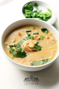 Zupa z kretetkami i czerwonym curry