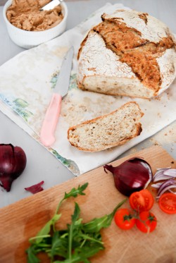 Chleb z otrębami i prażoną cebulą – bez wyrabiania