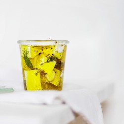 Feta w oliwie z ziołami i przyprawami