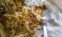 Twarogo-jogurt z bananem imbirem i ziarnami słonecznika –