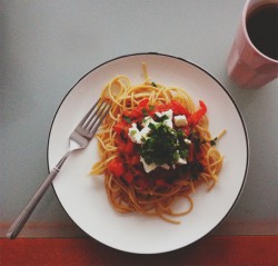 Razowe spaghetti z pieczonymi pomidorami, pieczoną papryką, oliwkami i serem feta