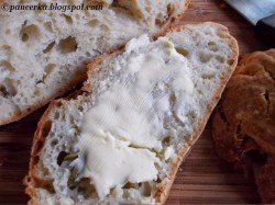 Szybki chleb drożdzowy z oliwkami bez wyrabiania