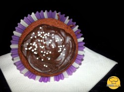 Muffinki murzynkowe z miodem, marmoladą i polewą czekoladową.