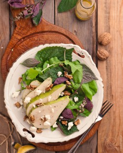 salatka z gruszka orzechami i feta
