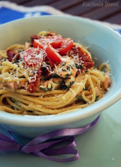 Spaghetti ze szpinakiem i łososiem